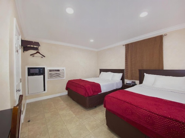 Nite Inn at Universal City - Walking Distance to Universal Studios Hollywood image 4